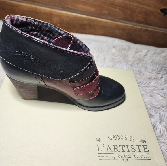 L'Artiste red and black, Italian tooled leather, heeled ankle booties w/buckles - Picture 6 of 11